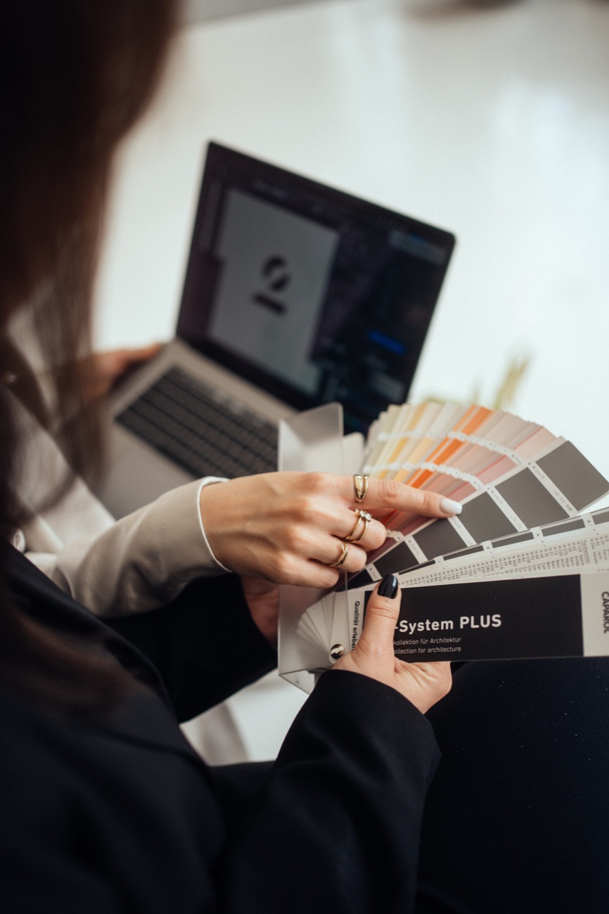 Farbfächer in der Hand – Auswahl von Farben und Materialien.